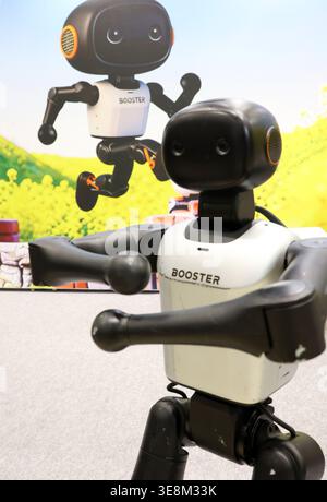 Tokyo, Giappone. 15 aprile 2026. Il produttore cinese di robot Booster presenta il robot umanoide Booster K1 alto 95 cm all'Humanoid robot Expo come parte della Nextech Week 2026 di tre giorni che si terrà a Tokyo mercoledì 15 aprile 2026. (Foto di Yoshio Tsunoda/AFLO) Foto Stock