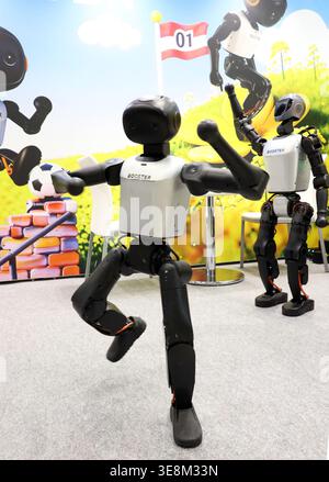 Tokyo, Giappone. 15 aprile 2026. Il produttore cinese di robot Booster presenta il robot umanoide Booster K1 alto 95 cm all'Humanoid robot Expo come parte della Nextech Week 2026 di tre giorni che si terrà a Tokyo mercoledì 15 aprile 2026. (Foto di Yoshio Tsunoda/AFLO) Foto Stock