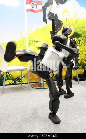 Tokyo, Giappone. 15 aprile 2026. Il produttore cinese di robot Booster presenta il robot umanoide Booster K1 alto 95 cm all'Humanoid robot Expo come parte della Nextech Week 2026 di tre giorni che si terrà a Tokyo mercoledì 15 aprile 2026. (Foto di Yoshio Tsunoda/AFLO) Foto Stock
