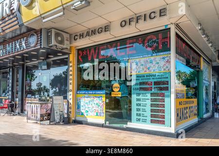 Uno scatto a livello di strada cattura un negozio di cambio valuta con un tabellone digitale che mostra le tariffe in tempo reale. Alanya, Turchia - 25 ottobre 2020 Foto Stock