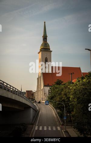 Cattedrale di San Martino vista dal ponte SNP a Dusk a Bratislava, Slovacchia Foto Stock
