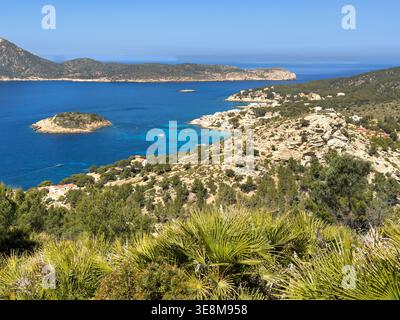 Vista su una costa rocciosa con vista sul mare a Maiorca in estate Foto Stock