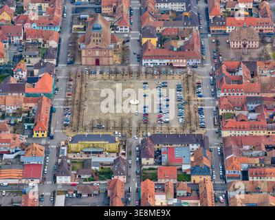 Vista aerea della città fortificata strutturata, con le sue strade simmetriche che convergono sulla centrale Place d'Armes, Neuf-Brisach, Grand Est, Francia. Foto Stock