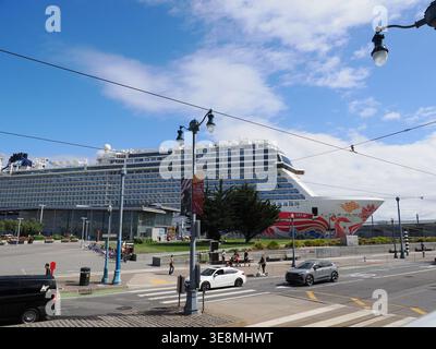 San Francisco, Stati Uniti - 3 ottobre 2025 - la grande nave da crociera Norwegian Joy è ormeggiata al terminal delle navi da crociera Pier 27 di San Francisco, con una Fleet Wee Foto Stock