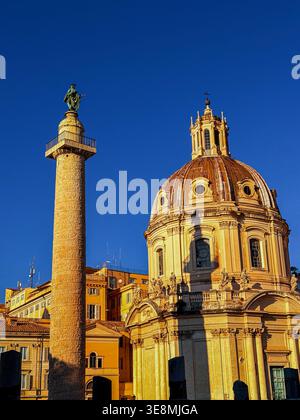 La cupola della Chiesa del Santissimo nome di Maria presso il foro di Traiano e la colonna di Traiano bagnata dal sole del tardo pomeriggio a Roma, Italia Foto Stock