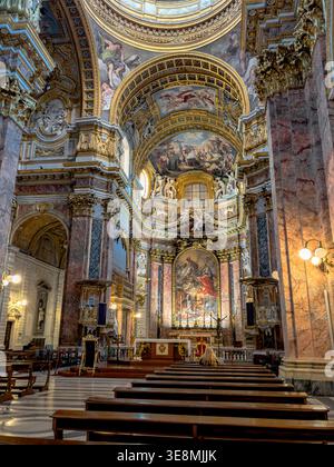 L'altare della Basilica di San Carlo al corso, una chiesa cattolica in stile neoclassico situata in Piazza San Carlo, Roma, Italia Foto Stock