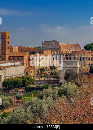 Vista dal Colle Palantino del foro Romano, guardando verso il Colosseo Romano e l'Arco di Tito, Roma, Italia Foto Stock