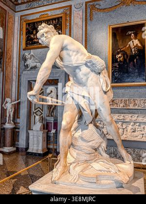 David, una scultura in marmo a grandezza naturale di Gian Lorenzo Bernini nella Galleria Borghese, Roma, Italia Foto Stock