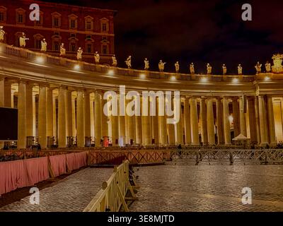 Le colonne doriche di Piazza San Pietro di notte, nella città del Vaticano Foto Stock