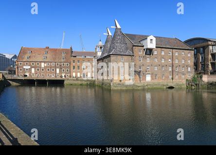Three Mills sul fiume Lea si trova a est di Londra, Regno Unito. Ex mulini ricostruiti nel XVIII e XIX secolo. Mulino (a sinistra) mulino (a destra) Foto Stock
