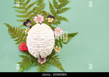 Mese di consapevolezza sulla salute mentale. Modello del cervello con elementi naturali per la salute della testa Foto Stock