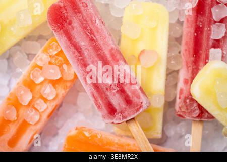 Papaveri di frutta colorati su ghiaccio tritato. Concetto di rinfresco estivo Foto Stock