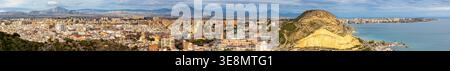 Alicante, Spagna - 20 gennaio 2026: Vista panoramica ad altissima risoluzione del paesaggio urbano metropolitano di Alicante con i distretti urbani centrali e settentrionali, Foto Stock