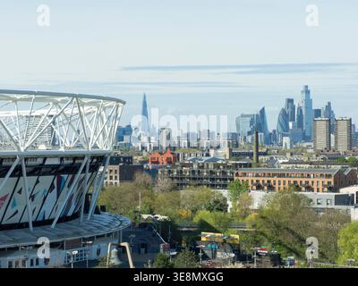 Londra, Regno Unito. 14 aprile 2026. Il nuovissimo V&A East Museum nel Queen Elizabeth Olympic Park, in un edificio progettato dagli architetti o'Donnell Tuomey, apre al pubblico il 18 aprile 2026. La collezione permanente comprende oltre 500 oggetti nelle gallerie "Why We Make". La terrazza sul tetto offre vedute sul Queen Elizabeth Olympic Park verso il centro di Londra e lo Shard, con il London Stadium in primo piano. Crediti: Anna Watson/Alamy Live News Foto Stock