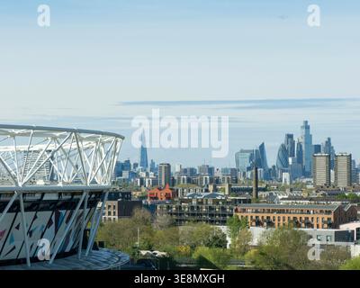 Londra, Regno Unito. 14 aprile 2026. Il nuovissimo V&A East Museum nel Queen Elizabeth Olympic Park, in un edificio progettato dagli architetti o'Donnell Tuomey, apre al pubblico il 18 aprile 2026. La collezione permanente comprende oltre 500 oggetti nelle gallerie "Why We Make". La terrazza sul tetto offre vedute sul Queen Elizabeth Olympic Park verso il centro di Londra e lo Shard, con il London Stadium in primo piano. Crediti: Anna Watson/Alamy Live News Foto Stock