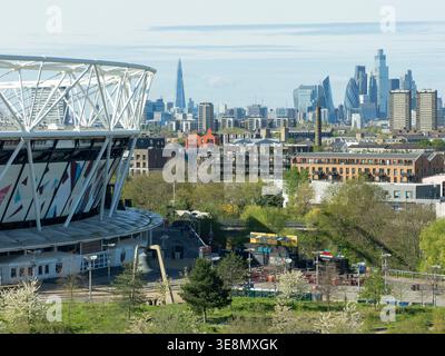 Londra, Regno Unito. 14 aprile 2026. Il nuovissimo V&A East Museum nel Queen Elizabeth Olympic Park, in un edificio progettato dagli architetti o'Donnell Tuomey, apre al pubblico il 18 aprile 2026. La collezione permanente comprende oltre 500 oggetti nelle gallerie "Why We Make". La terrazza sul tetto offre vedute sul Queen Elizabeth Olympic Park verso il centro di Londra e lo Shard, con il London Stadium in primo piano. Crediti: Anna Watson/Alamy Live News Foto Stock