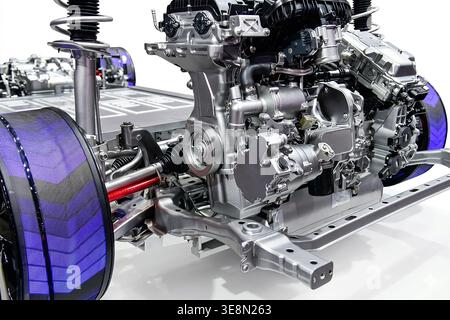 Ingegneria automobilistica high-tech: Complessivo trasmissione e sistema di sospensioni per auto elettriche su sfondo bianco. Foto Stock
