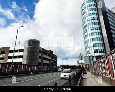 Manchester, Regno Unito - 22 febbraio 2026: Ampia vista della città a Manchester, Regno Unito, con edifici moderni, traffico stradale e attività di marciapiede urbano. Foto Stock
