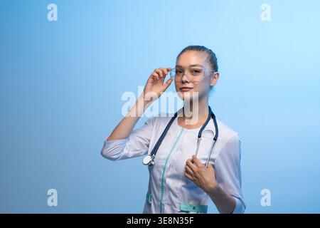 Medico che indossa occhiali di sicurezza e camice da laboratorio Foto Stock