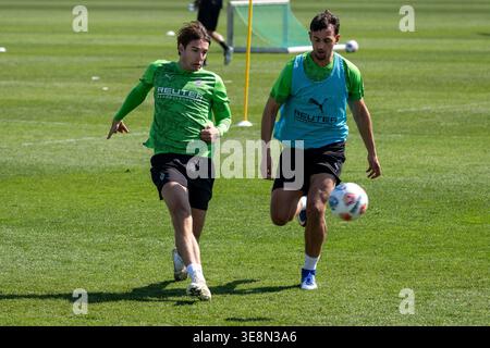 Zweikampf zwischen Florian Neuhaus (Borussia Moenchengladbach, #10) e Fabia Chiarodia (Borussia Moenchengladbach, #02). Oeffentliches Training Borussia Moenchengladbach auf dem Trainingsgelaende am Borussia Park, 1. Bundesliga, Fussball, Saison 2025/2026, 15.04.2026 foto: Eibner-Pressefoto/Thomas Haesler Foto Stock