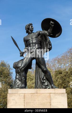La colossale statua di bronzo di Achille situata a Hyde Park, Londra, che funge da monumento al Duca di Wellington Foto Stock