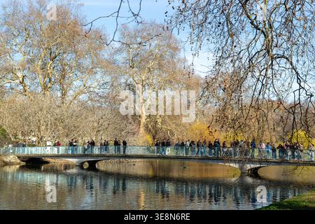 Persone sul Blue Bridge a St. James's Park, Londra, Regno Unito Foto Stock