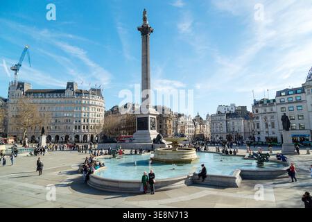 Trafalgar Square a Londra, con la colonna di Nelson e le fontane iconiche. Foto Stock