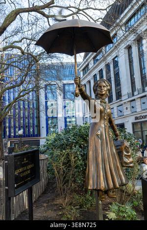 La statua di Mary Poppins si trova in Leicester Square a Londra Foto Stock
