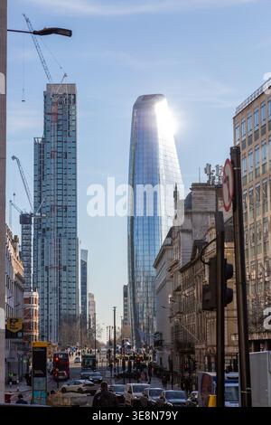 Vista dell'Opus Tower in costruzione e di un frate nero con il suo caratteristico rigonfiamento, Londra. Foto Stock