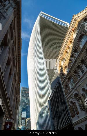 20 Fenchurch Street, nota come "The Walkie-Talkie" per la sua caratteristica forma concava e pesante Foto Stock