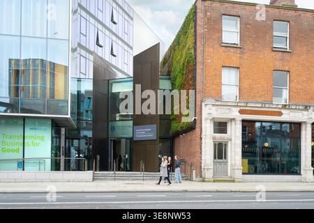 Dublino, Irlanda. 8 aprile 2026. Vista esterna della Trinity Business School nel centro città Foto Stock