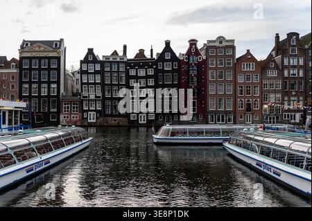 Case colorate a Damrak, Amsterdam, Paesi Bassi Foto Stock