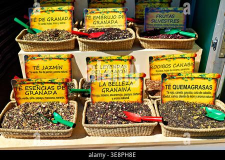 Le bancarelle espongono vari tipi di tè in vendita a Granada, Spagna. I visitatori possono vedere cesti etichettati contenenti diverse miscele di erbe e tè. Foto Stock