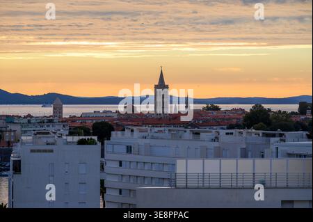 Guardando dalla città ovest di Zara alla città vecchia di Zara, con la cattedrale cattolica romana di Zara nel centro sulla costa adriatica della Croazia. Foto Stock