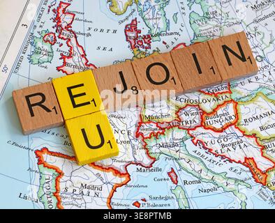 Riunitevi al messaggio dell'Unione europea scritto con lettere di legno in stile Scrabble su una mappa dell'Europa, che illustrano il dibattito politico sul ritorno della Gran Bretagna nell'Unione europea Foto Stock