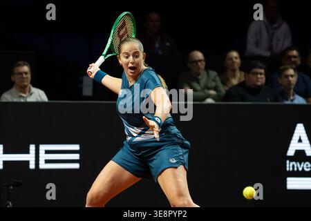 Jelena Ostapenko (LAT) nella foto al ballo, azione, GER, Jelena Ostapenko vs. Mirra Andreeva, Tennis, ATP Tournament, WTA 500, Porsche Tennis Grand Prix, 15 aprile 2026, foto: Eibner Press Photo/Edward Cheung Foto Stock