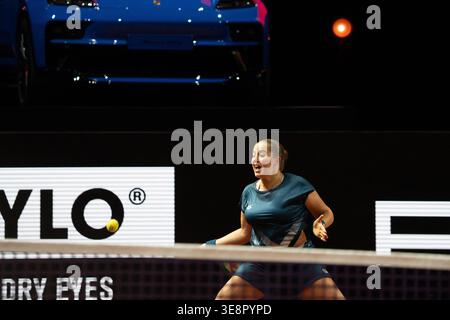 Jelena Ostapenko (LAT) nella foto al ballo, azione, GER, Jelena Ostapenko vs. Mirra Andreeva, Tennis, ATP Tournament, WTA 500, Porsche Tennis Grand Prix, 15 aprile 2026, foto: Eibner Press Photo/Edward Cheung Foto Stock