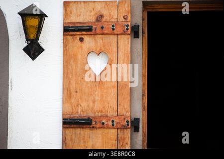 Tradizionale serramento in legno con intaglio a forma di cuore, regione della piccola Svizzera, Nuevo Arenal, Costa Rica. Foto Stock