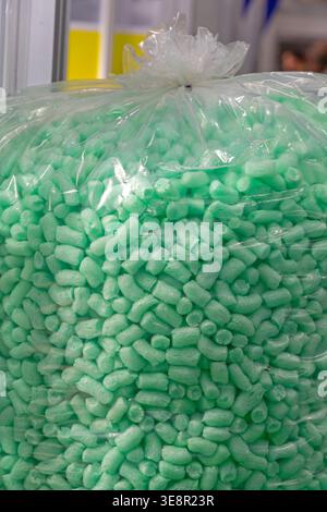 Grande sacchetto di materiali industriali di riempimento di trucioli biodegradabili per imballaggi e chiocciole Foto Stock
