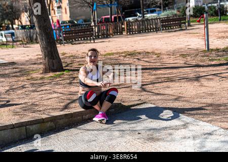 Donna anziana che fa esercizio fitness all'aperto nel parco Foto Stock