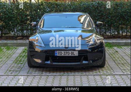 15 aprile 2026, Tbilisi, Georgia primo piano della griglia anteriore e del faro Black Nissan 370Z Foto Stock