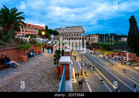 Vista dal Belvedere Cederna lungo via dei fori Imperiali verso il Colosseo al crepuscolo, Roma, Italia. Foto Stock