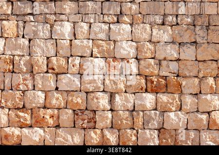 Una struttura full-frame ad alta risoluzione di una parete di pietra calcarea di nuova costruzione. Foto Stock