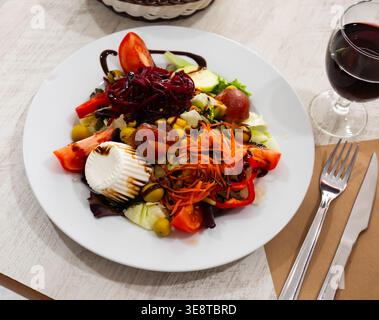 Insalata con barbabietole, verdure e formaggio fresco Foto Stock