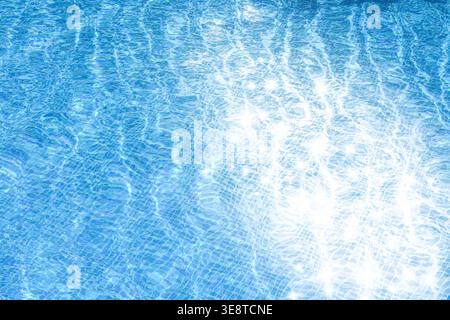 Luce solare scintillante sulla superficie dell'acqua, vista ravvicinata Foto Stock