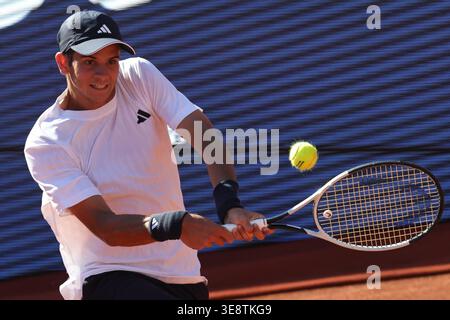 BARCELLONA, SPAGNA - 15 APRILE: Rafael Jodar della Spagna in azione contro Camilo Ugo Carabelli dell'Argentina durante la ound of 16 match Barcelona Open Banc Sabadell - Conde de Godó 2026, giorno 5, al Real Club de Tenis Barcellona. Rafael Jodar vince la partita 6-3 6-3 . (Foto di Alejandro van Schermbeek / AVS Photo Report) Foto Stock