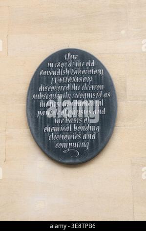 Targa murale commemorativa della scoperta dell'elettrone da parte di J.J. Thomson nel 1897 presso il vecchio Cavendish Laboratory, Università di Cambridge, Inghilterra, Regno Unito Foto Stock