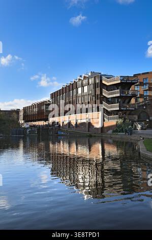 Camden Market Hawley Wharf e Hawley Lock sul Regent's Canal, Camden Town, Londra, Regno Unito. Architetti: Allford Hall Monaghan Morris (AHMM). Architettura Foto Stock