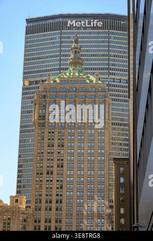 Una prospettiva verticale incredibilmente nitida dell'Helmsley Building (230 Park Avenue) posizionata direttamente di fronte al massiccio MetLife Building (200 Foto Stock
