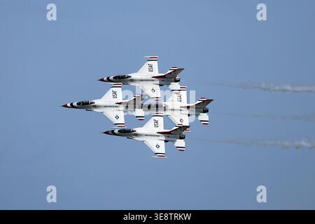 USAF Thunderbirds F-16 Fighting Falcons in Four-Ship Diamond Formation all'Air Show. Foto Stock